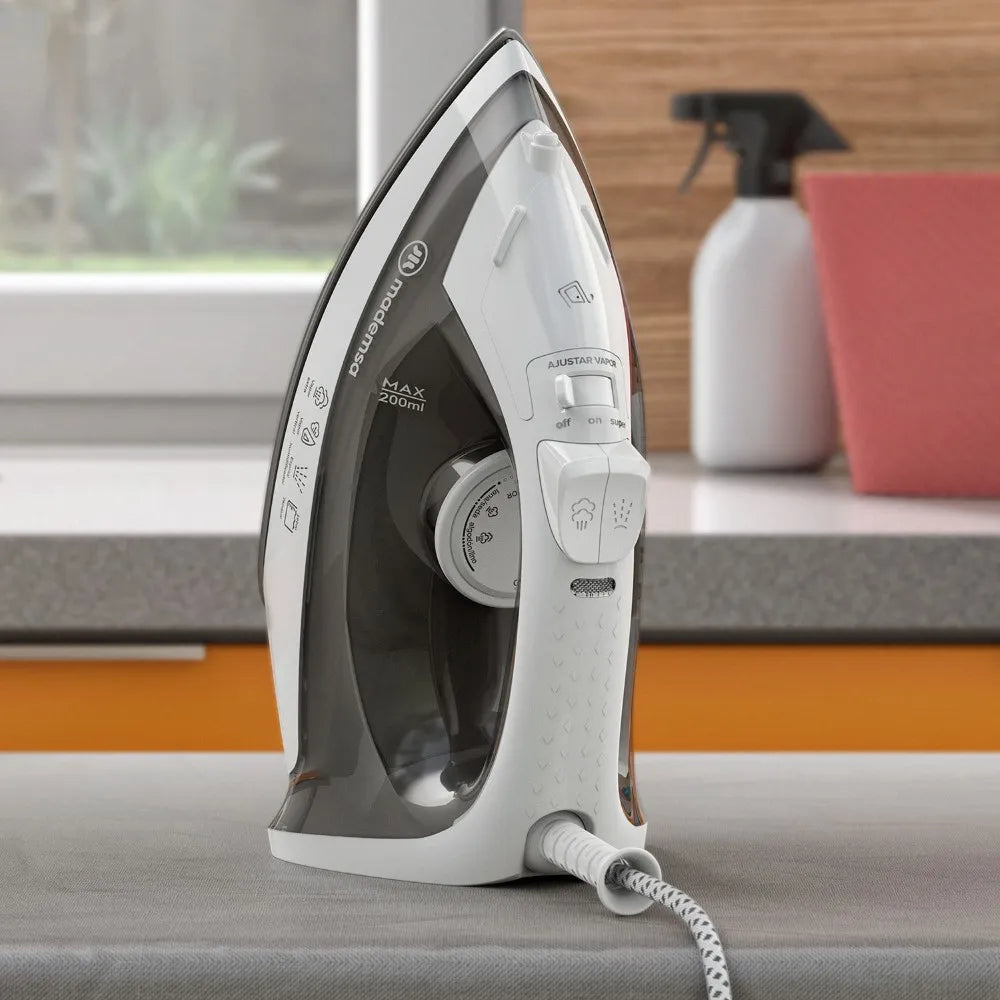 Plancha a Vapor Mademsa MIR10: Base Antiadherente y Golpe de Vapor Vertical