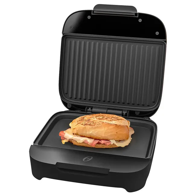 Sandwichera Oster Compacta con Platos Hondos: 750W para Sándwiches de Cierre (CKSTSM400-052)